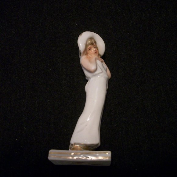 DARLING MADE IN JAPAN SM EDWARDIAN GIRL FIGURINE - Picture 2 of 4